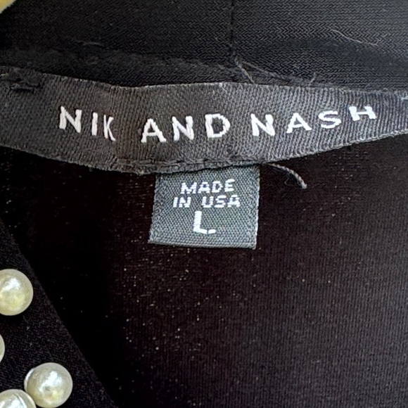 Classic Black Sleeveless Mini Dress with Pearl-Trim Neckline - Picture 3 of 9